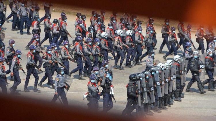 Polizisten in Naypyidaw kurz vor der Niederschlagung einer Protest-Demo am 1. Februar