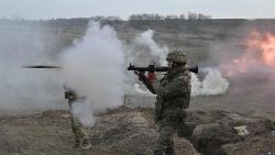 Soldado que combate en la guerra de ucrania