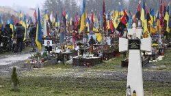 Gräber ukrainischer Soldaten in Lviv