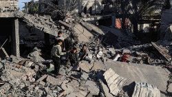 Des enfants palestiniens sur les décombres de maisons bombardées