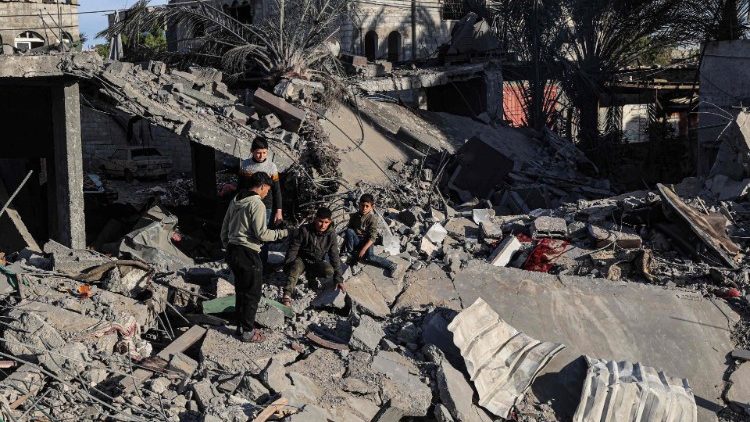Des enfants palestiniens sur les décombres de maisons bombardées