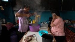 Koch Marcelo Lopez und seine Frau Norma Olea in einer Suppenküche in Buenos Aires