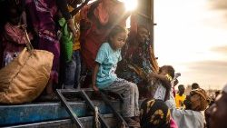 Ein Mädchen kommt mit ihrer Familie in einem Transitlager für Flüchtlinge an