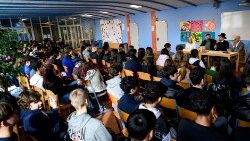 Bei einer interreligiösen Begegnung in einer Schule (hier: Wien, Österreich) 