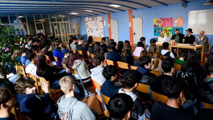 Bei einer interreligiösen Begegnung in einer Schule (hier: Wien, Österreich) 