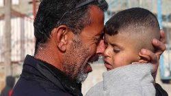 Mann og barn i Gaza 3. mars 2024