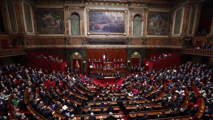O Congresso da França se reuniu para votar a inclusão na Constituição da garantia da liberdade das mulheres de fazer aborto
