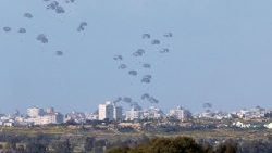 Humanitäre Hilfspakete werden per Fallschirm über Gaza abgeworfen (Agenturbild, 7.3.2024)