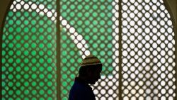 Um devoto muçulmano faz as primeiras orações de sexta-feira no mês sagrado islâmico do Ramadã