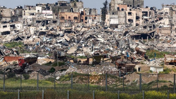 Edifici distrutti dai bombardamenti nella Striscia di Gaza