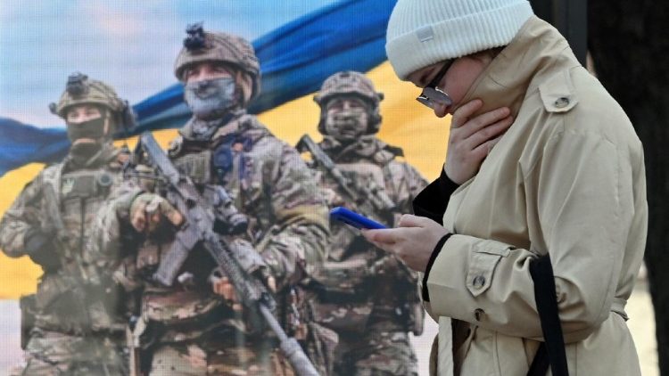 Ukrainische Soldaten beschützen Zivilisten