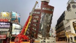 L'edificio Uranus danneggiato a Hualien, dopo che un forte terremoto ha colpito l'est di Taiwan