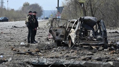 La Polizia esamina un'auto distrutta dai bombardamenti a Kharkiv