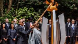 Prezident Paul Kagame so ženou pri Pamätníku genocídy v Kigali (7. apr. 2024)