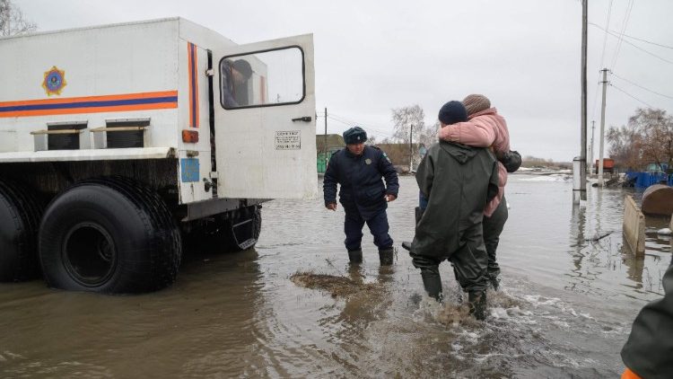 Equipes de resgate evacuam moradores de Pokrovka, no norte do Cazaquistão (AFP)