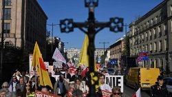 Ativistas contra o aborto em Marcha pelas Crianças em Varsóvia, na Polônia, em 11 de abril. Parlamento local abriu debate sobre a liberalização das leis de aborto no país 