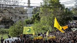 Beisetzung von zwei Hisbollah-Mitgliedern, die bei israelischen Luftschlägen getötet wurden, am 17. April im Süden des Libanon