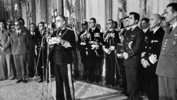 Le général portugais Antonio Sebastio Ribeiro de Spinola intronisé président de la République le 15 mai 1974. 