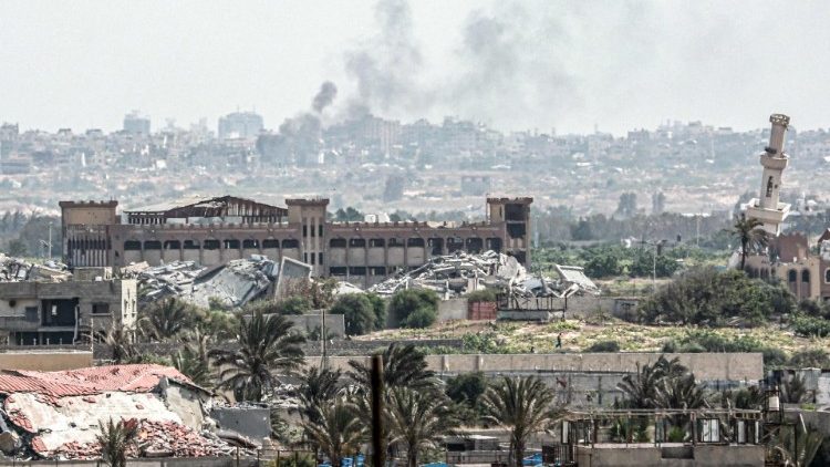 Colunas de fumaça após bombardeio israelense ao norte de Nuseirat, no centro da Faixa de Gaza, em 23 de abril  (AFP)