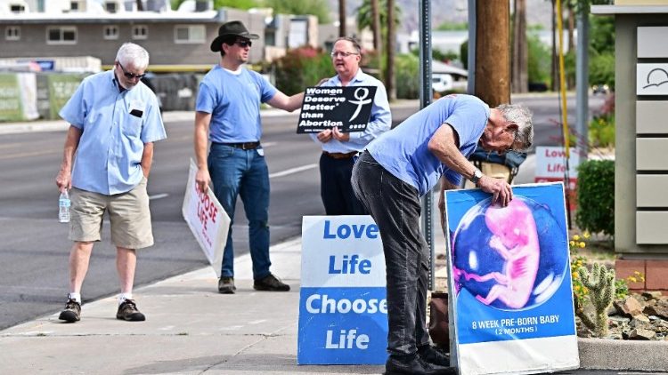 Активисти в подкрепа на живота поставят плакати пред Camelback Family Planning, клиника за аборти във Финикс, Аризона.