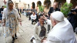 Ferenc pápa a Velence Giudeccai női börtönben megáld egy elítéltet