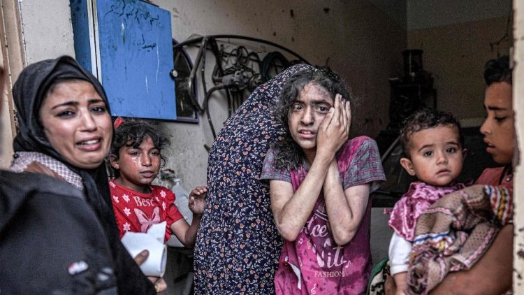 Frauen und Kinder nach einem israelischen Bombenangriff in Nuseirat am 29. April