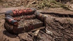 Um sofá que foi levado pela água é visto em uma área cheia de árvores danificadas, lama e detritos após inundações repentinas e deslizamentos de terra em Mai Mahiu, em 30 de abril de 2024.  (Luis Tato/AFP)