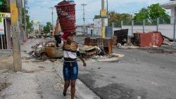 Pessoas fogem de seus bairros depois que gangues armadas aterrorizaram as áreas de Delmas 24 e Solino na noite de 1º de maio, em Porto Príncipe, Haiti, em 2 de maio de 2024. (Photo by Clarens SIFFROY)