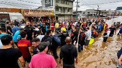 O resgate dos moradores de Canoas, na região metropolitana, atingidos pelas enchentes do RS