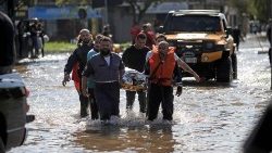 Conforme boletim divulgado pela Defesa Civil nesta terça-feira (07/05) sobe para 90 o número de mortos em razão da enchente no RS
