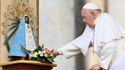 Popiežius prie Luchano šventovės Argentinoje Dievo Motinos statulėlės kopijos