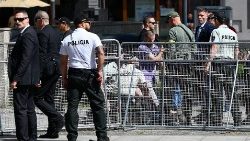 Sicherheitskräfte bei der Festnahme eines mutmaßlichen Schützen, nachdem der slowakische Ministerpräsident am 15. Mai in Handlova, Slowakei, angeschossen wurde.