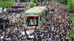 La procession funéraire accompagnant le cercueil d'Ebrahim Raïssi à Tabriz, en Azerbaïdjan oriental, deux jours après le décès du président iranien dans un accident d'hélicoptère. 