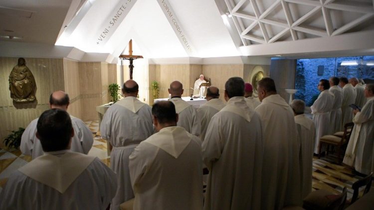 Le Pape célébrant la messe à Sainte-Marthe.