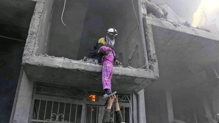 Siria,  Ghouta: salvataggio di una bimba in una casa bombardata