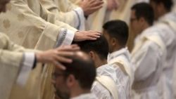 Auflegung der Hände bei einer Priesterweihe