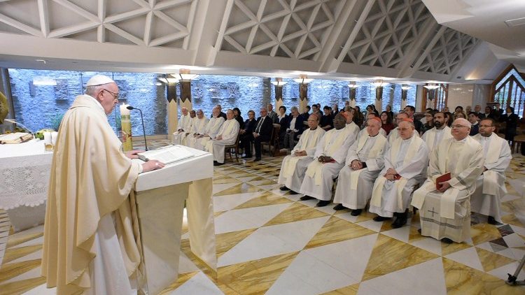 Le Pape célébrant la messe le 24 avril 2018 à la Maison Sainte-Marthe.