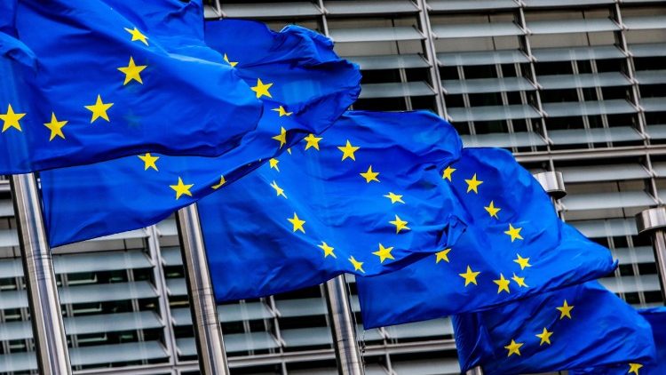 EU-Flaggen vor der Zentrale der Europäischen Kommission in Brüssel