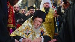 Archivbild: Der Ökumenische Patriarch Bartholomaios I. nimmt an der Unterzeichnungszeremonie des Tomos-Dekrets der Autokephalie für die ukrainische Kirche in der Patriarchatskirche St. Georg in Istanbul, Türkei, am 5. Januar 2019 teil.
