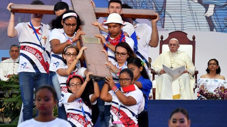 la Croix portée par des jeunes costaricains à Panama, le 25 janvier 2019