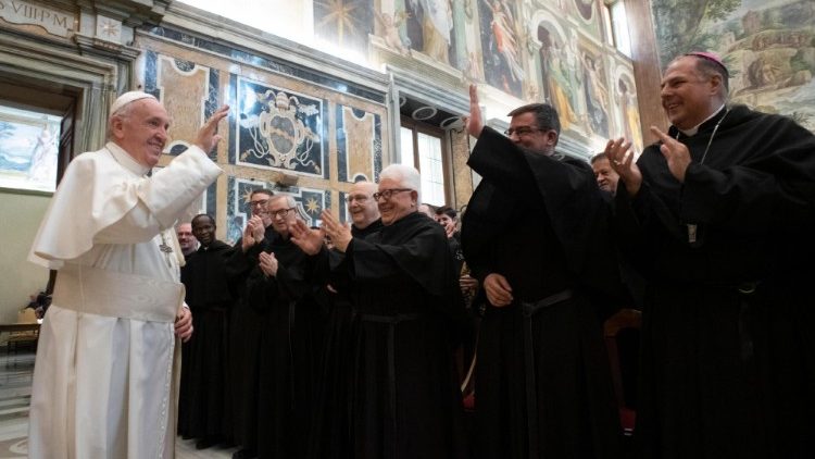 Padre Nello Cipriani entre outros docentes do Augustinianum na audiência com o Papa Francisco em 16 de fevereiro de 2019 (Vatican Media)