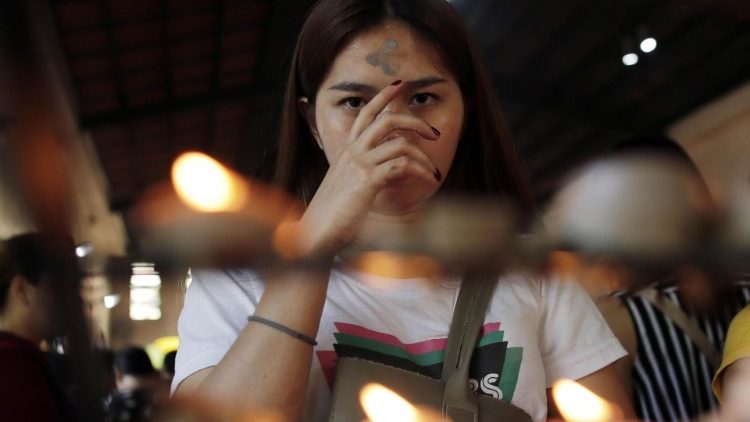 Une femme catholique philippine pendant une messe à Pasay city, au Sud de Manille, le Mercredi des Cendres, 6 mars 2019. 