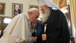 Papa com Patriarca Neófito na viagem à Bulgária, em 5 de maio de 2019.