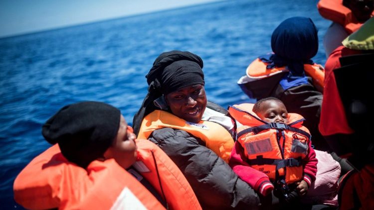 Os migrantes são “rostos e não números”, reitera o Papa, “cada um com a sua história e sofrimento"