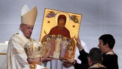 Na Viagem Apostólica à Romênia, a Divina Liturgia com a beatificação de 7 bispos Greco-Católicos mártires (2/6/ 2019) (@Robert Ghement)