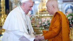 Archivbild: Papst Franziskus und das Oberhaupt der Buddhisten, Somdej Phra Maha Muneewong beim Thailand-Besuch, am 21. November 2019