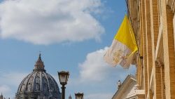 Edificio con la bandera del Estado de la Ciudad del Vaticano. 