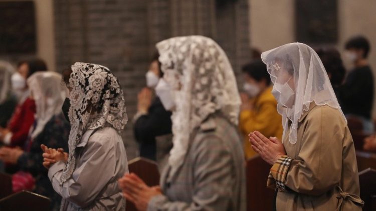 Wierni na liturgii w katedrze w Seulu podczas pandemii Covid-19