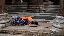 Una persona senza tetto sotto il colonnato (foto d'archivio)