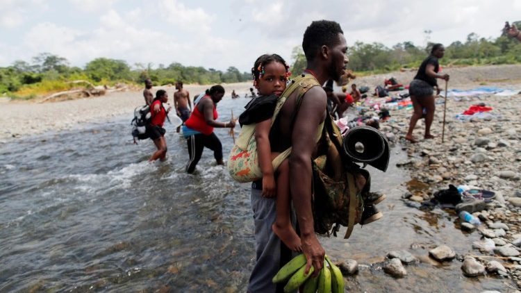 Panamá, migrantes aventuram a sorte com a esperança de chegar aos EUA (Ansa)